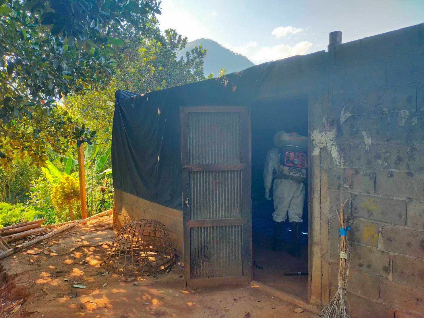 กิจกรรมการป้องกันและควบคุมโรคในพื้นที่ตำบลม่อนปิ่น พ่นยาฆ่าเชื้อไวรัสโคโรนา - 2019